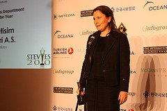 Sengul Demircan of Avea accepts HR Stevie Award at 2010 International Business Awards